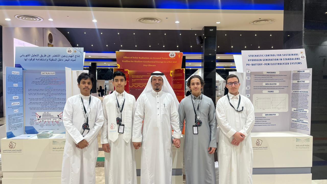 مع زملائي ومدير المدرسة في معرض إبداع